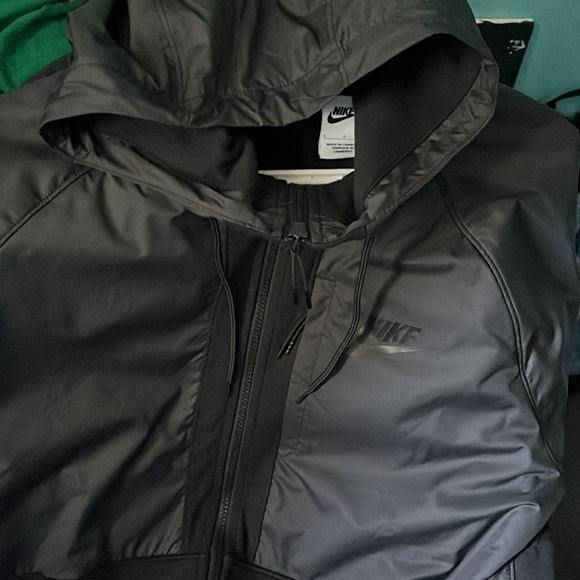 It is a men’s Nike light jacket - Picture 2 of 3